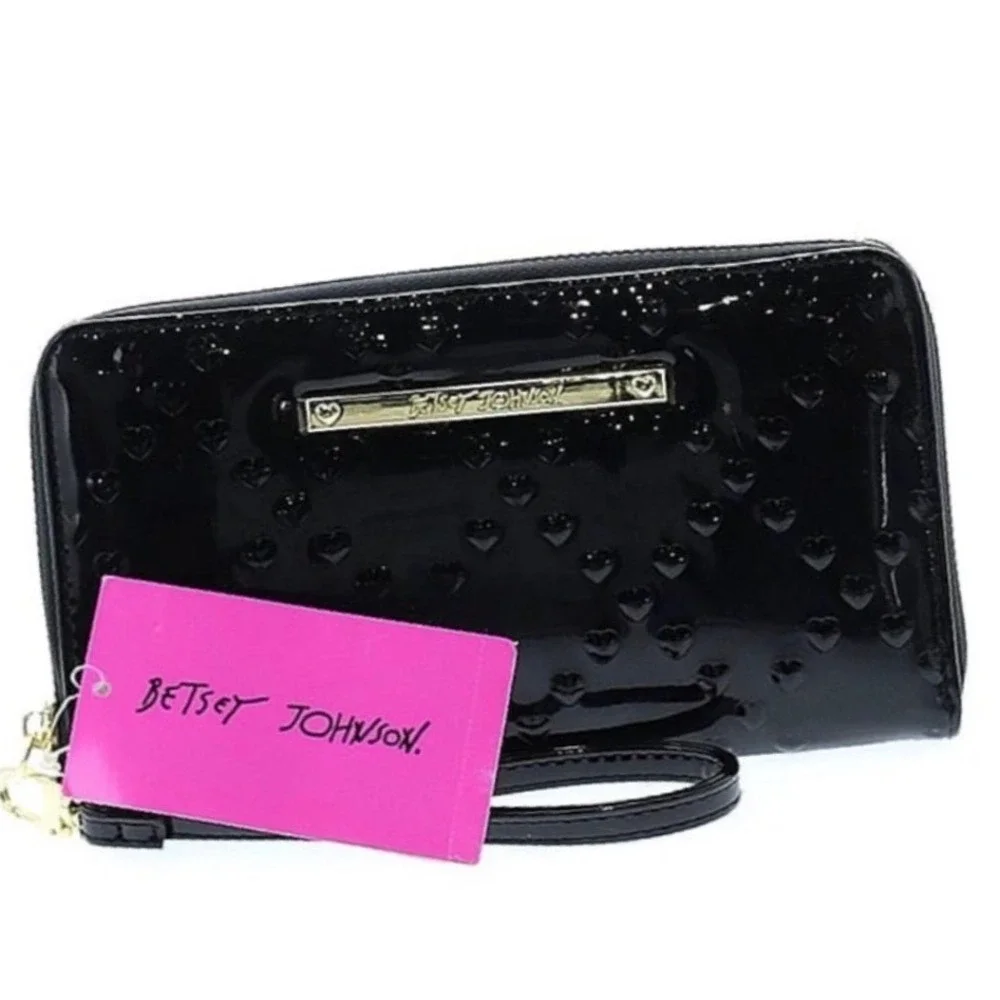 Betsey Johnson Heart Embossed Patent Leather Zip Around Wristlet Womens Black EX